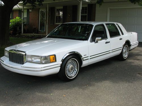 1994 lincoln town car executive 1-owner very nice condition all receipts