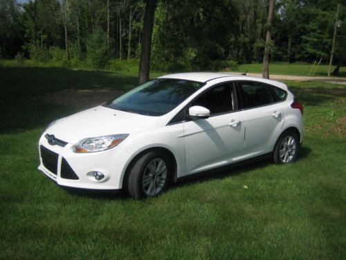 2012 ford focus 4-door hatchback white with black interior bluetooth capibility
