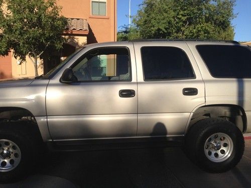 2004 chevrolet tahoe silver, grey interior runs great, kept up on everything