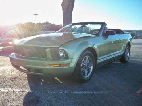 2005 ford mustang convertible automatic clean title minor damage, runs great