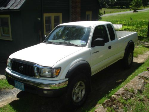 2001 toyota tacoma sr5 four wheel drive xtra cab pickup truck with a bad frame