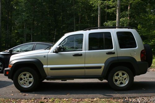 2007 jeep liberty 4x4 automatic , cd silver 59,000 miles