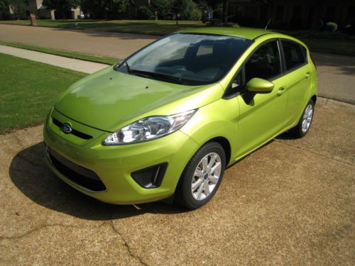 2012 ford fiesta se hatchback / lime squeeze green, excellent condition!