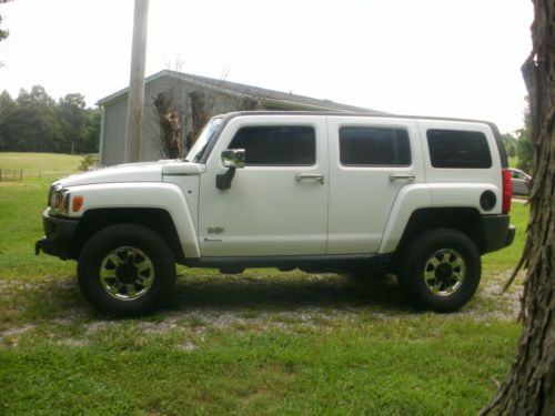 2006 hummer h3, white on black/tan, great tires, runs out 100%, clean, no damage
