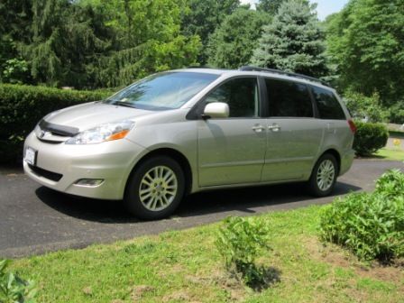 Toyota sienna 2010 xlt only 17,500 miles in excelent condition leather, gps, dvd