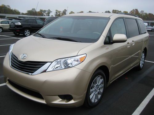 2011 toyota sienna awd le 7pass 1owner 51k,18" rims, xclean, backup cam, freedvd