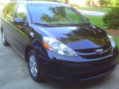 Toyota sienna xle one owner no reserve!!