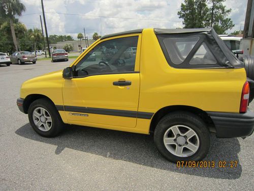 2003 chevrolet tracker base sport utility 2-door 2.0l yellow low miles look!