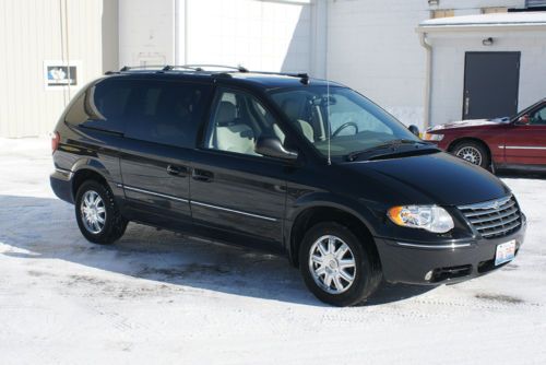 2005 chrysler town &amp; country limited minivan