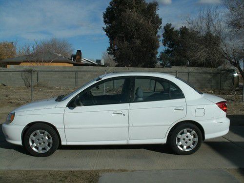 2002 kia rio, extra clean, runs and drives great, low reserve