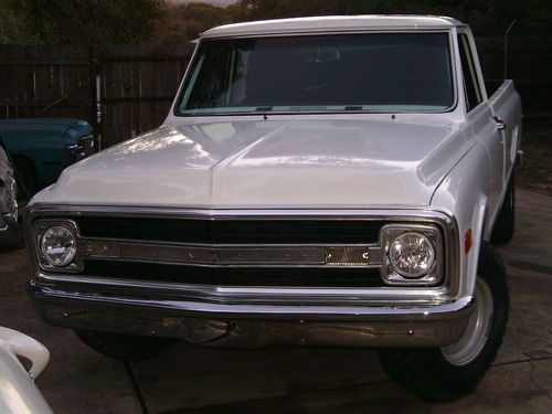 1970 chevy truck new paint, bedliner very clean