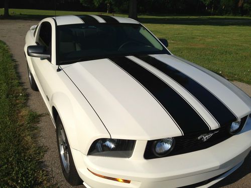 2005 ford mustang v6 with extras