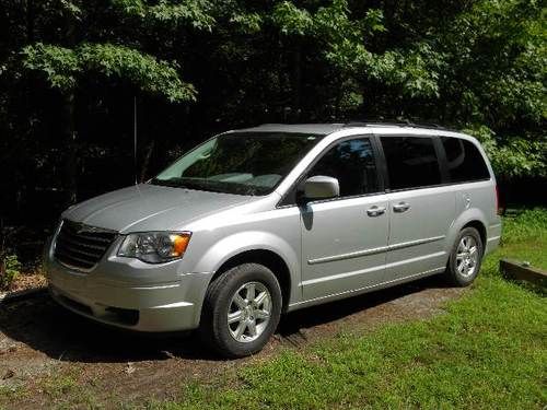 2008 chrysler town &amp; country touring with handicap lift &amp; power chair / scooter