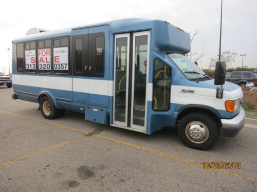 Ford 2007 e-450 22 passenger bus. lift gate included very well maintained