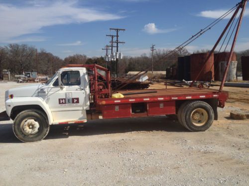 1991 ford f700 - flatbed wench truck.