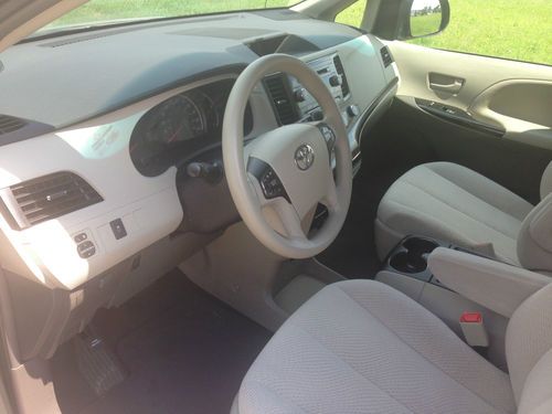 2011 toyota sienna le mini van 5-door 3.5l low miles like new!!! best buy around