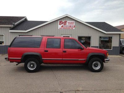 Suv 5.7l 4x4 3/4 ton, one owner, 8 passenger, no rust, red, 2500,
