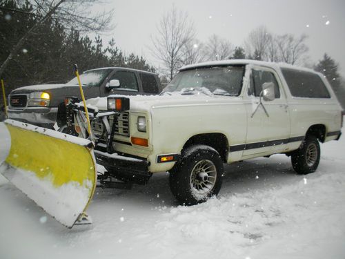 1983 dodge ramcharger runs perfect great plow! looks even better man toy alert!