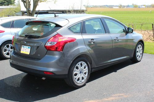 2012 ford focus se hatchback 4-door 2.0l only 9000 miles 5 speed manual cheap!!!
