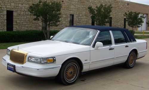 1995 lincoln town car "signature series" runs and drives great - needs nothing