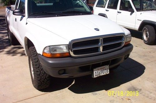 2004 dodge dakota 4x4 pick up with newer engine tool box and nice offroad tires!