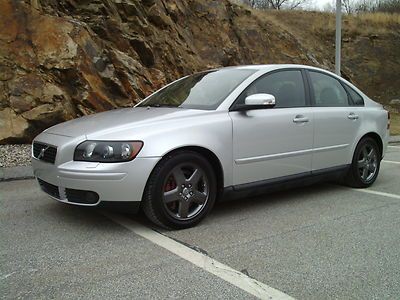 2007 volvo s40 t5 awd manual trans, leather, heated seats, sunroof!