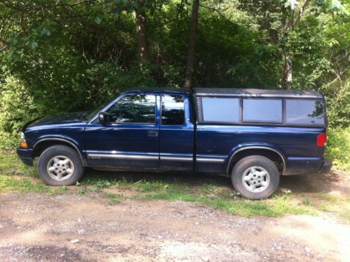 2002 chevy s-10 pickup truck with cap~blue