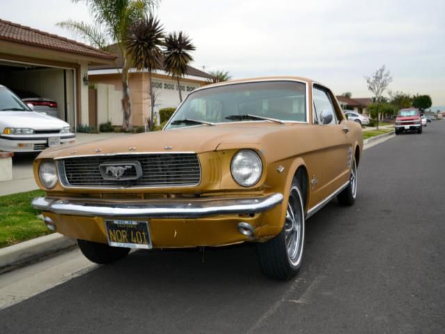 Ford mustang base coupe 2 doors