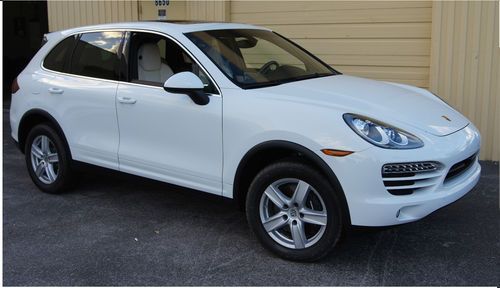 2013 porsche cayenne tiptronic  white with lots of extras new