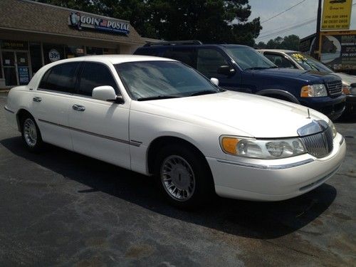 2000 lincoln town car - immaculate condition - low miles - call about financing