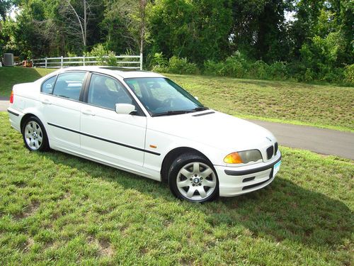 325i 4 door 2001 white new tires detailed 29 mpg sunroof heated seats runs great