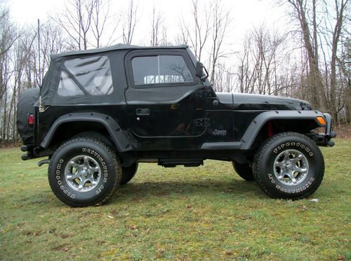 2000 jeep wrangler lifted with 33's six cylinder