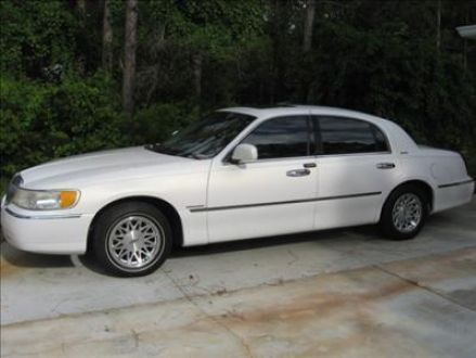 1998 lincoln towncar signature (one owner) reserve = $300.00