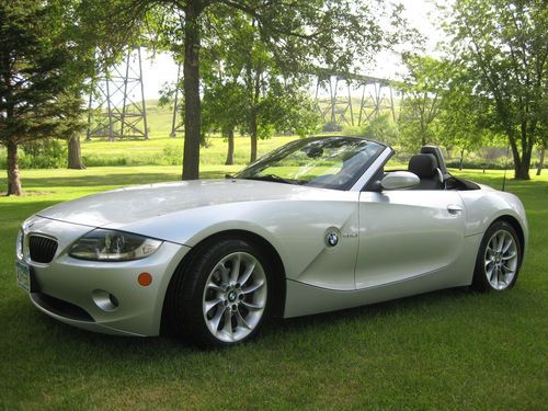 Fantastic 2004 bmw z4 3.0i convertible / adult driven / awesome color combo