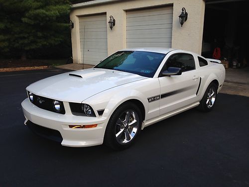 2009 ford mustang gt/cs 3900 miles!!!