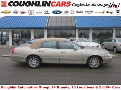 We finance! 2006 lincoln town car signature 44k mi! leather v8 clean carfax!