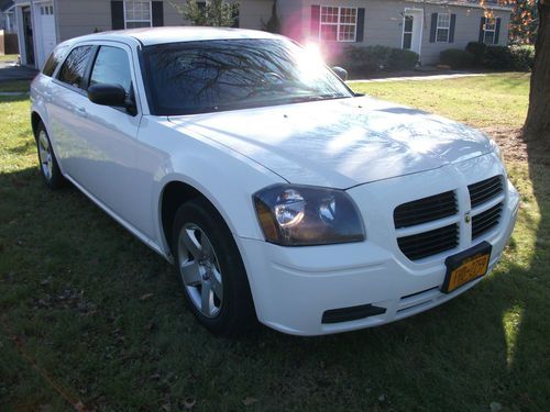 2007 dodge magnum-bright white-family owned-looks like new,23-28 mpg!