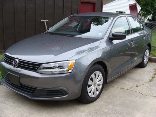2013 volkswagon jetta - 750 miles nearly new - 4cly - automatic - smells factory