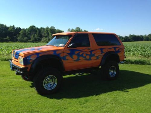 Custom painted orange and blue 1987 chevy blazer with stereo system