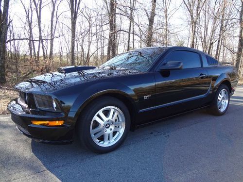 2007 mustang gt - 38k miles - clean title - 5 speed manual -  v8 - leather