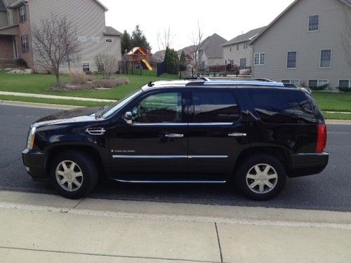 2007 cadillac escalade, very low mileage, excellent condition, all wheel drive