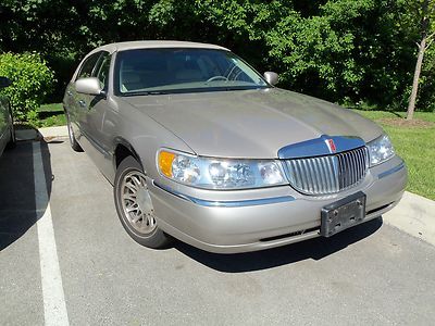 No reserve 2000 lincoln town car signnature gold/ beige clean carfax  must see