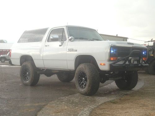 ** dodge ramcharger 1500 white 4x4