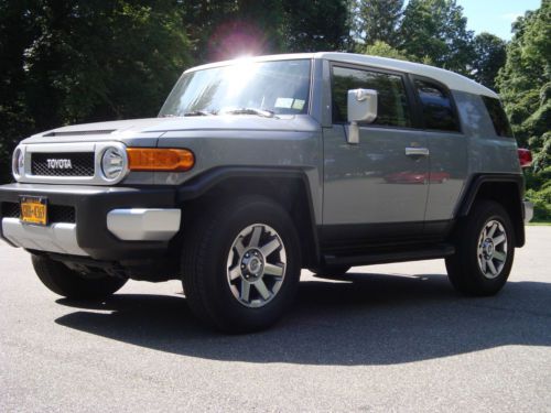 Toyota fj cruiser save thousands! this car is 4 months new save$$$