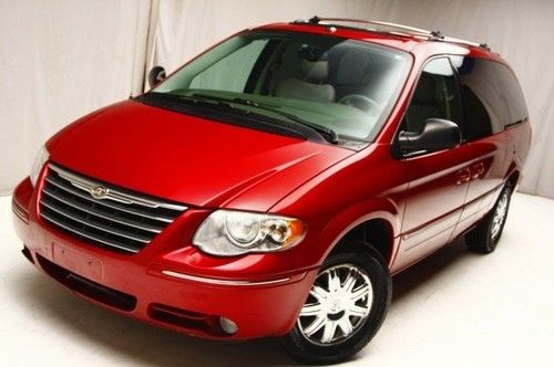 We finance! 2006 chrysler town &amp; country limited fwd