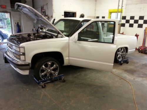 Chevy shortbox  *custom* 20's, pearl white, show truck, low miles