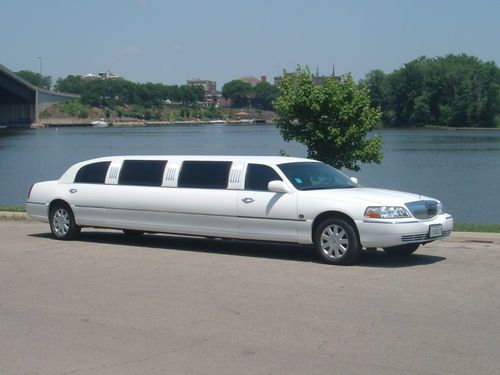 2006 120" white lincoln town car stretch limousine/limo