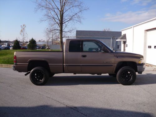 2001 dodge ram 1500 extended cab pickup truck 5 speed 4x4 2 sets of wheels!