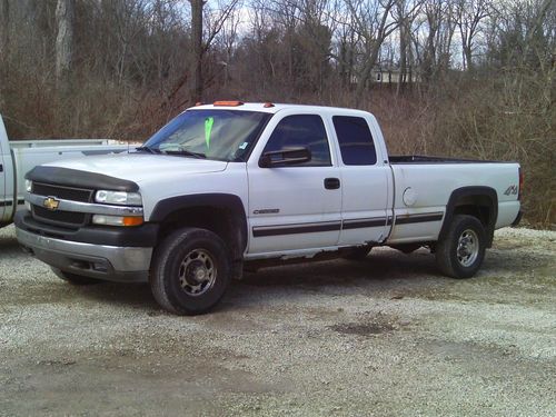 2001 chevy 2500 hd - 4x4 - ext cab- runs and drives perfect !!  look!!