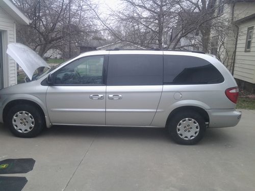 Low mileage 2002 chrysler town and country